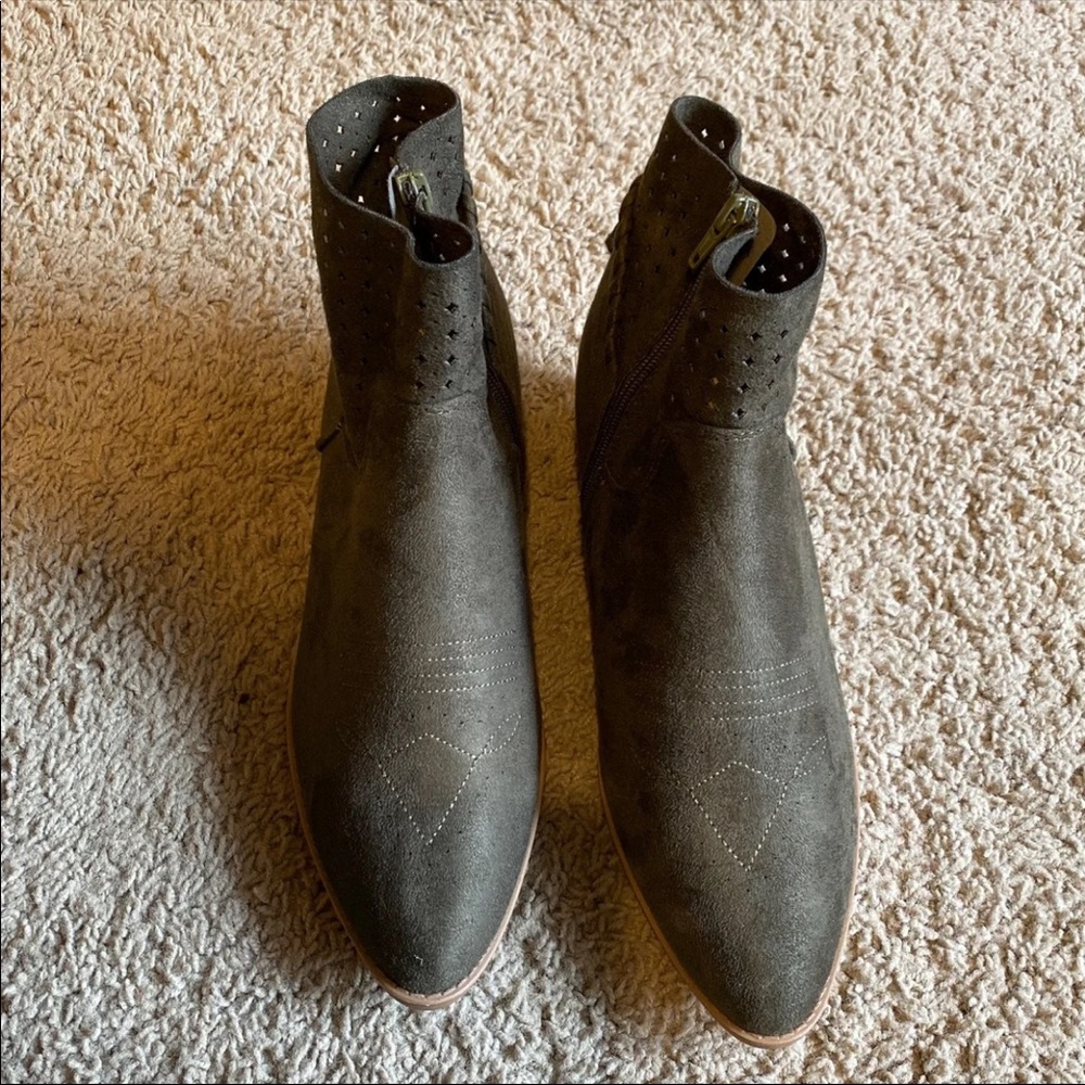 NWOB Soda Women Booties Ankle Boots size 10